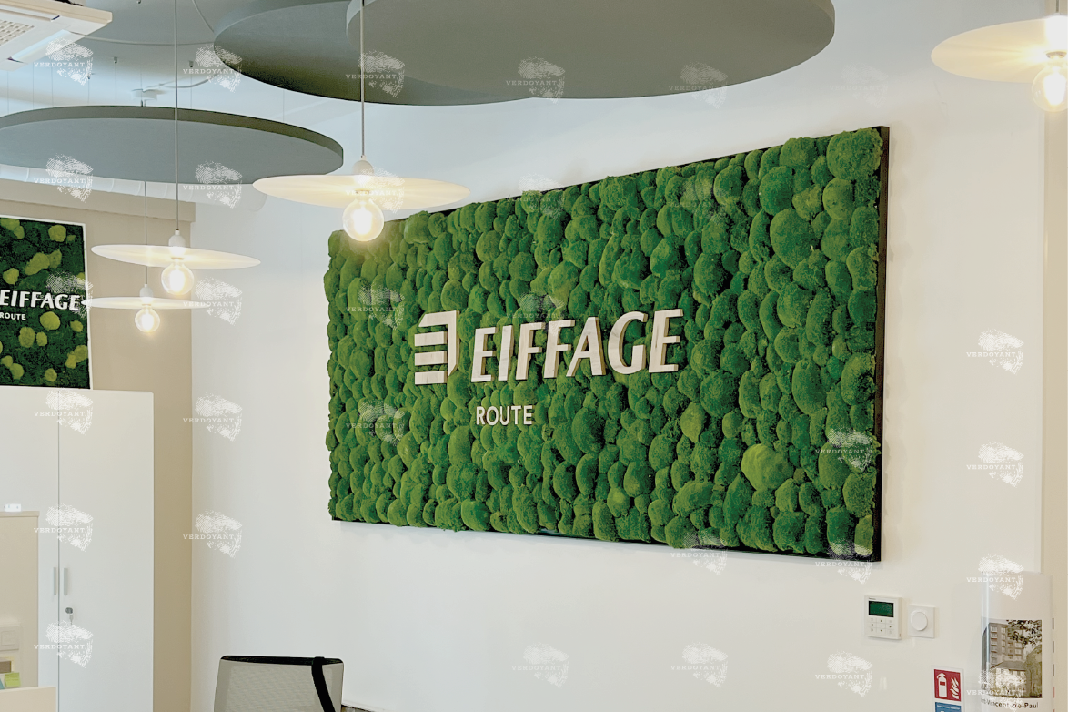Mur végétal décoratif avec le logo d'EIFFAGE en relief. Éclairage moderne.