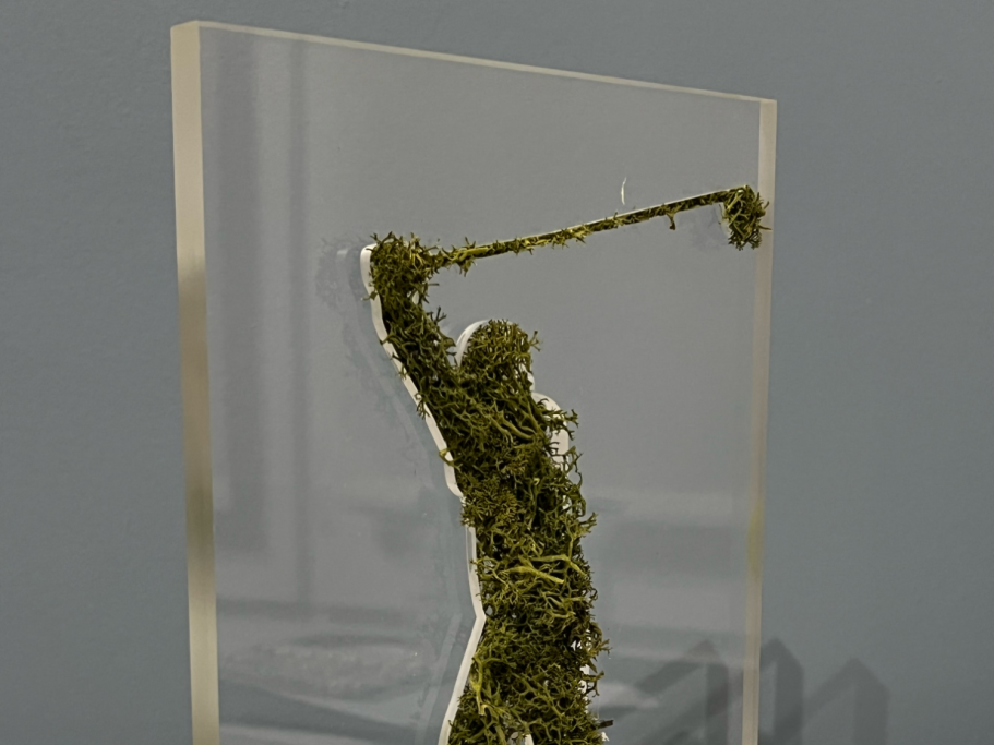 Silhouette d'un golfeur sculpté dans un matériau transparent.