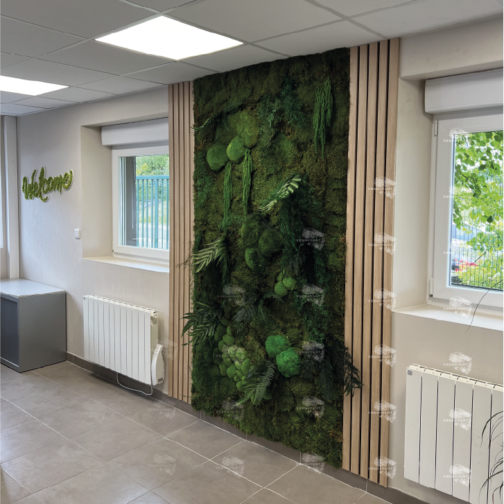 Mur végétal verdoyant avec des plantes, installé dans un espace intérieur moderne.