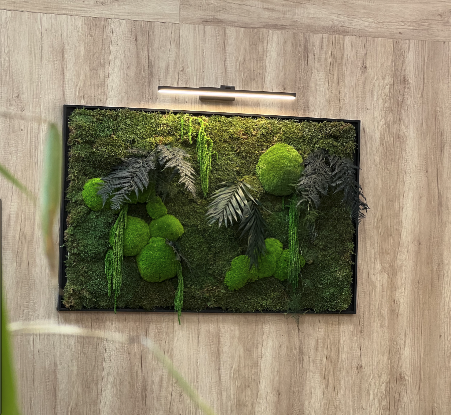 Panneau en mousse verte avec le logo "Eiffage Route" dans un environnement de bureau.