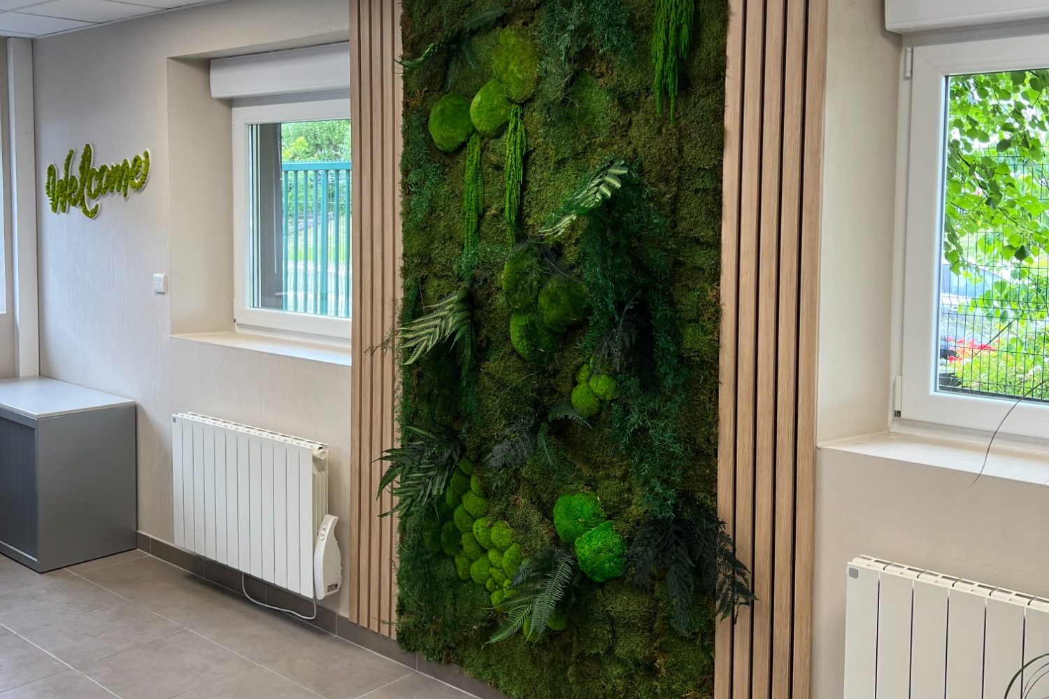 Texte stylisé sur un fond de verdure luxuriante.