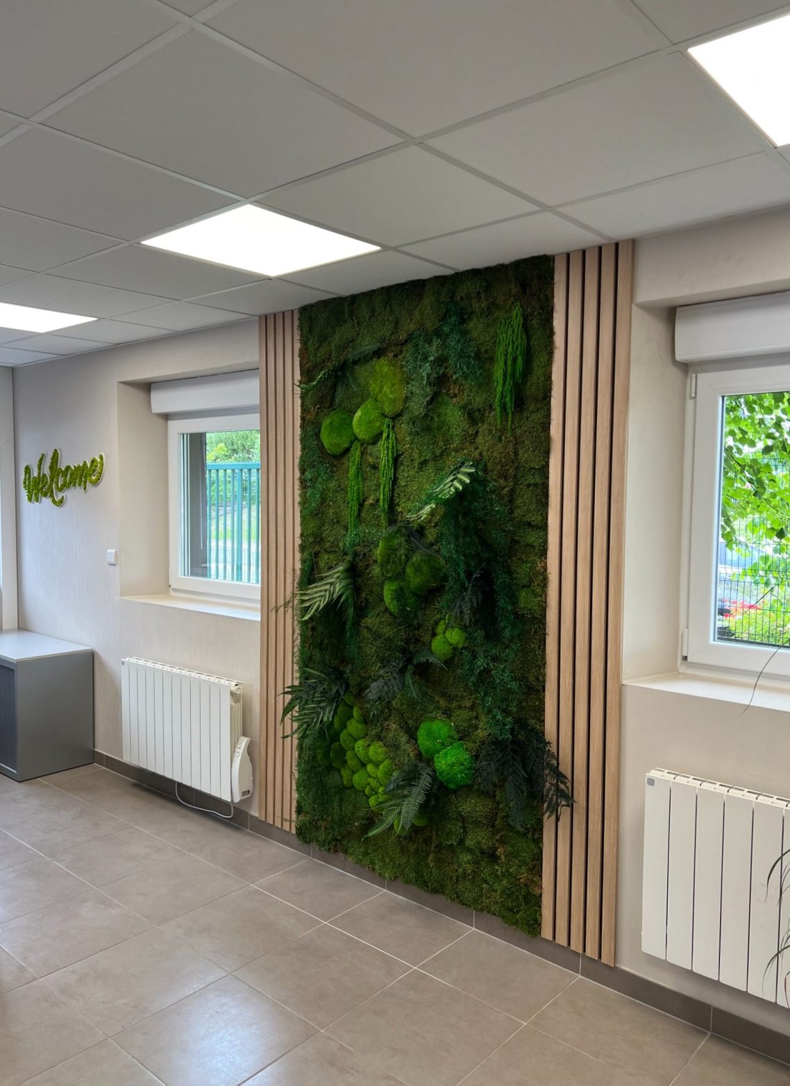 Mur en végétation avec des plantes vertes et un décor en bois dans un bureau.