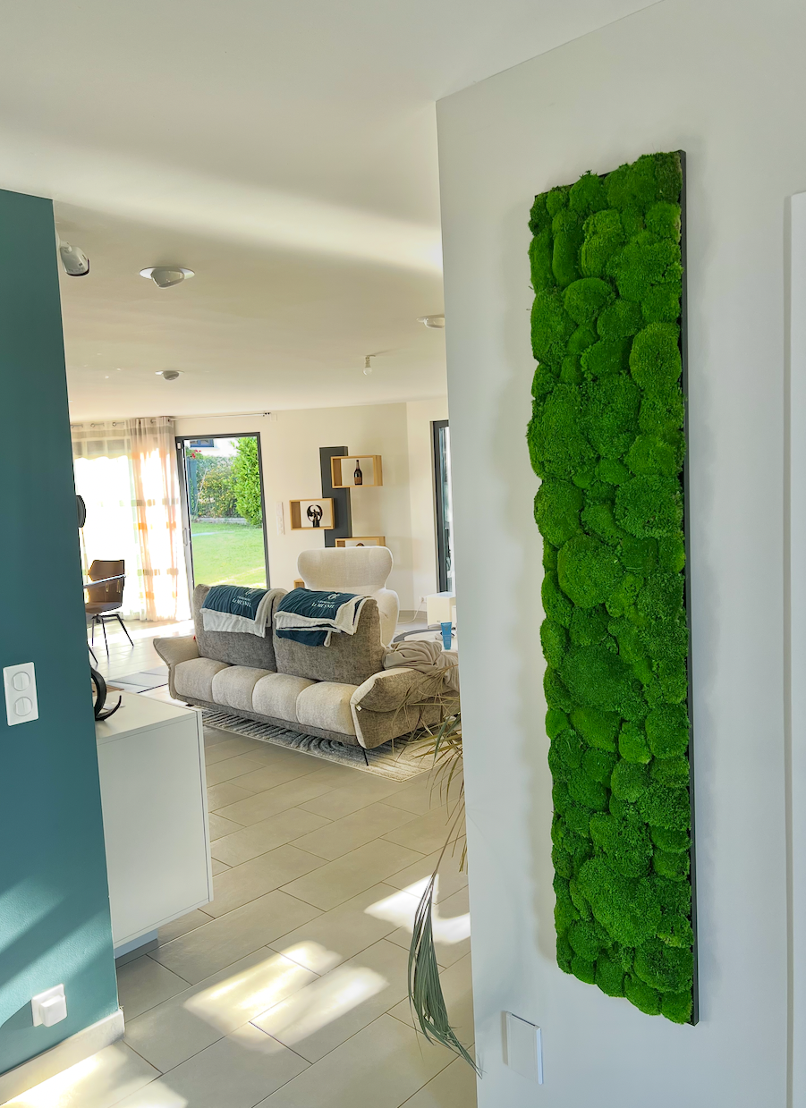 Suspensions végétales stabilisées – Accueil du Centre des Congrès de Reims Vases pendants avec des plantes et un éclairage chaleureux dans un espace moderne.