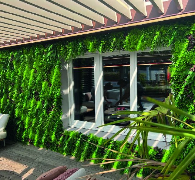 Panneau en mousse verte avec le logo "Eiffage Route" dans un environnement de bureau.