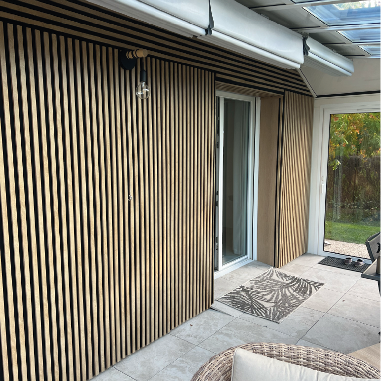 Manteau de mousse et feuillage luxuriant en nuances de vert.