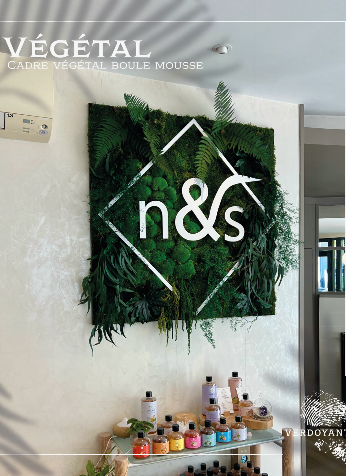 Suspensions végétales stabilisées – Accueil du Centre des Congrès de Reims Vases pendants avec des plantes et un éclairage chaleureux dans un espace moderne.