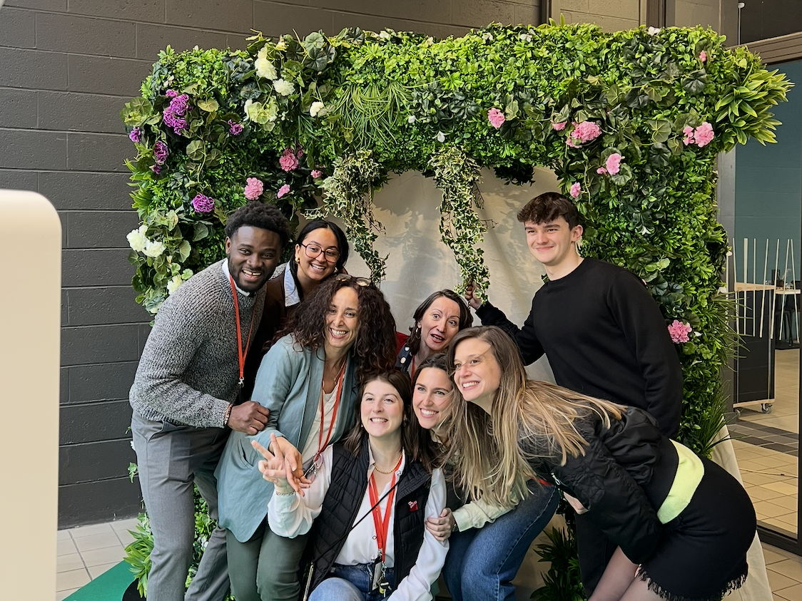 Mur végétal luxuriant avec de nombreuses plantes vertes et touches de rouge et de jaune.