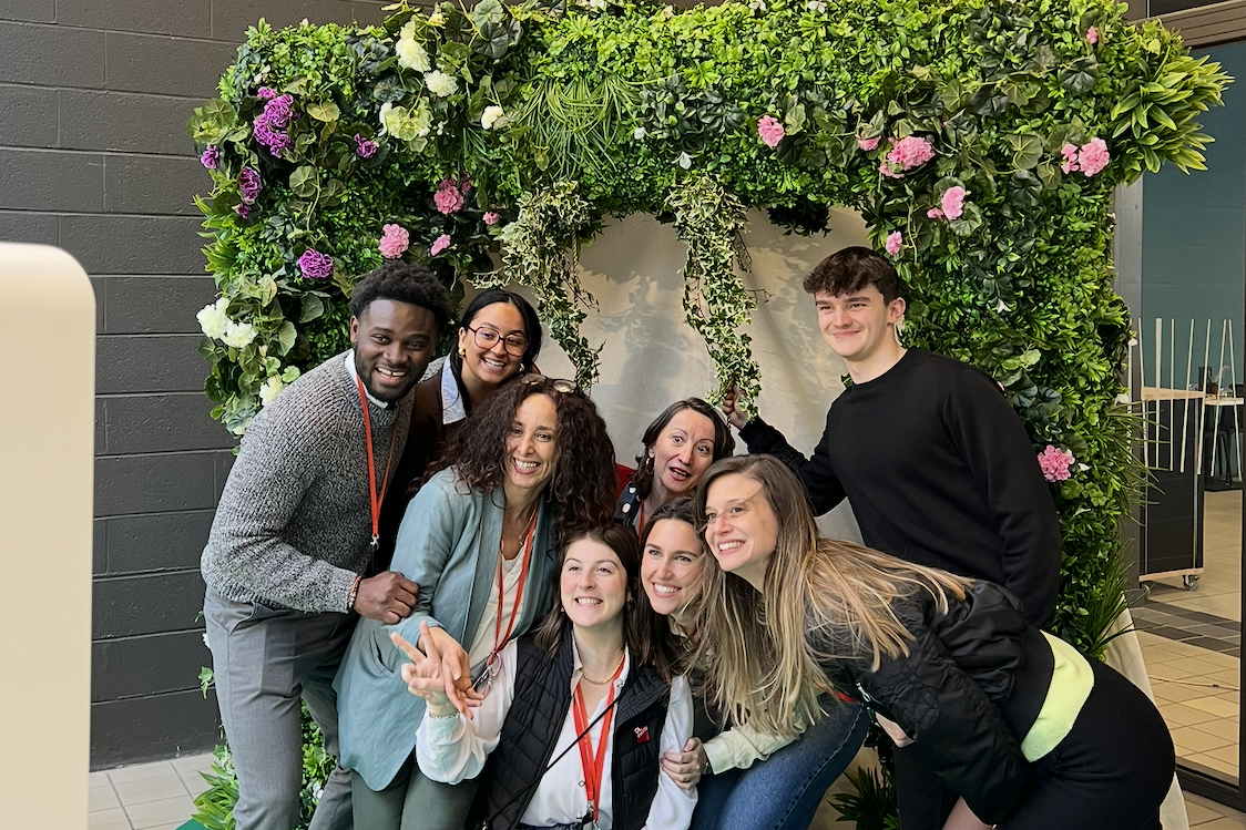 Texte stylisé sur un fond de verdure luxuriante.