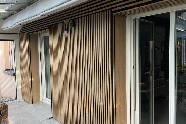 Texte stylisé sur un fond de verdure luxuriante.