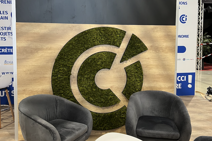 Texte stylisé sur un fond de verdure luxuriante.