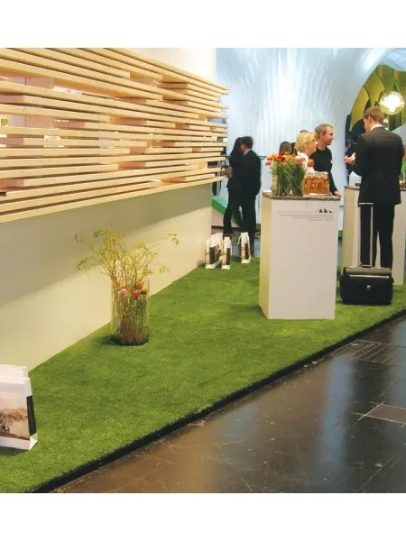 Lettres en bois sur un fond de mousse verte.