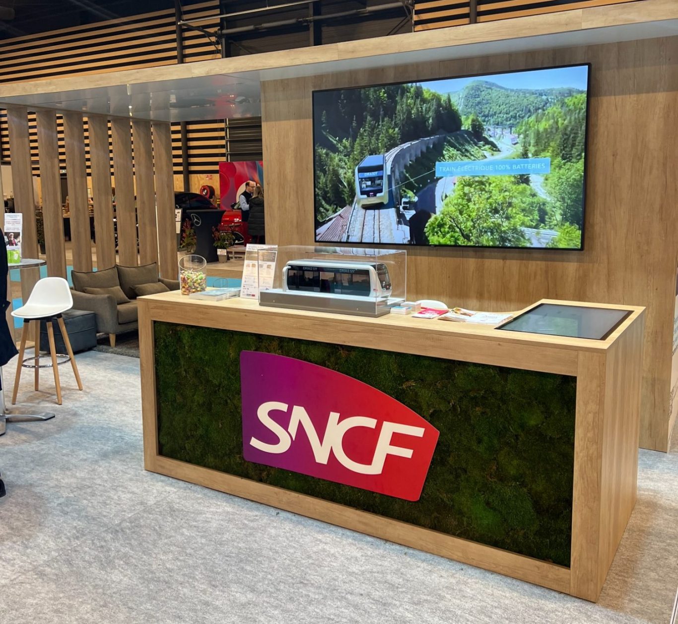 Panneau en mousse verte avec le logo "Eiffage Route" dans un environnement de bureau.