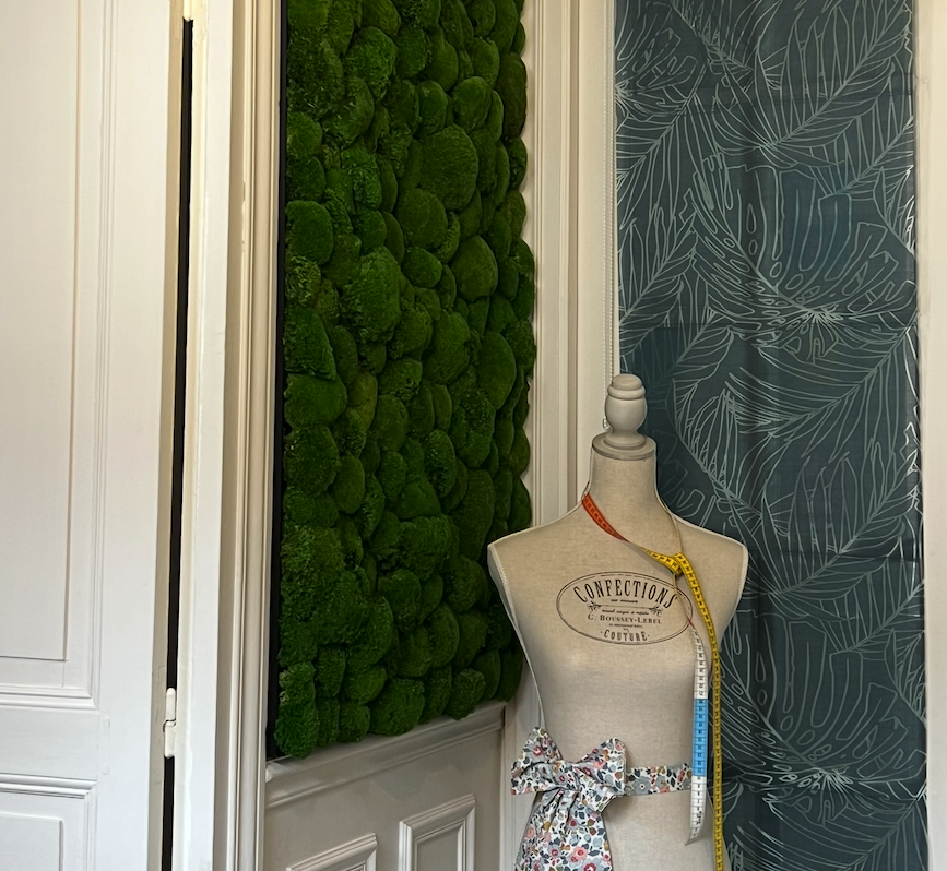 Panneau en mousse verte avec le logo "Eiffage Route" dans un environnement de bureau.