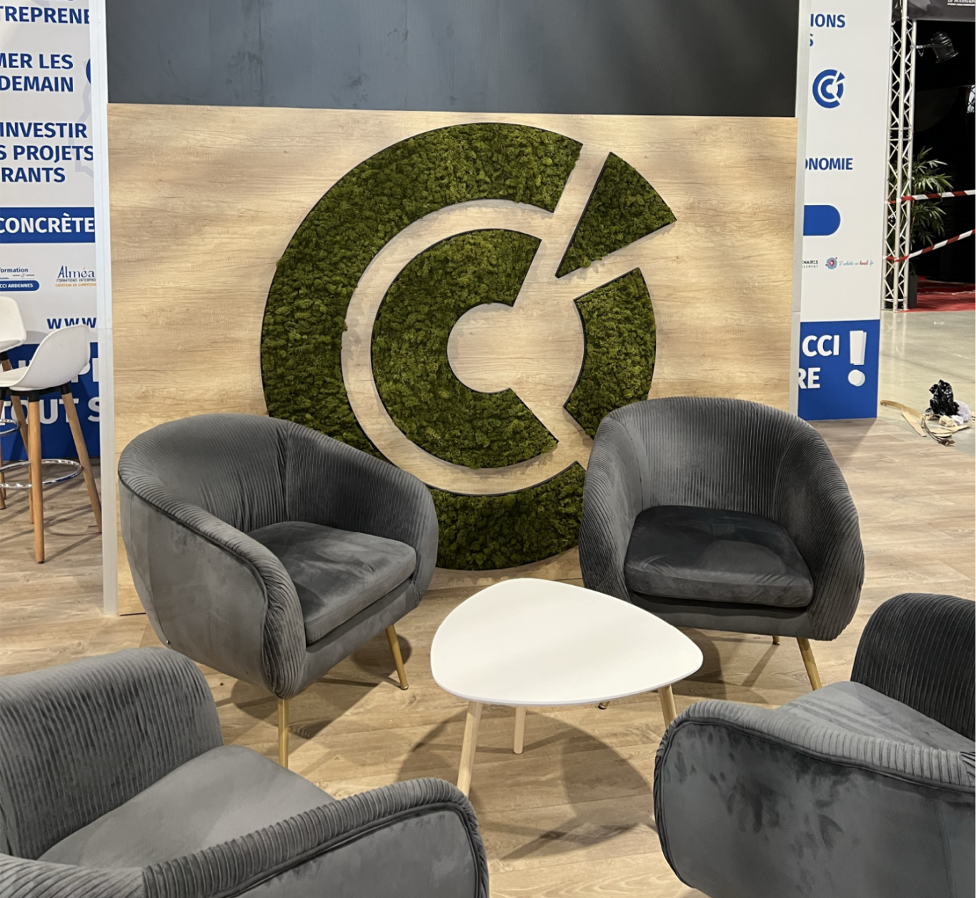 Panneau en mousse verte avec le logo "Eiffage Route" dans un environnement de bureau.