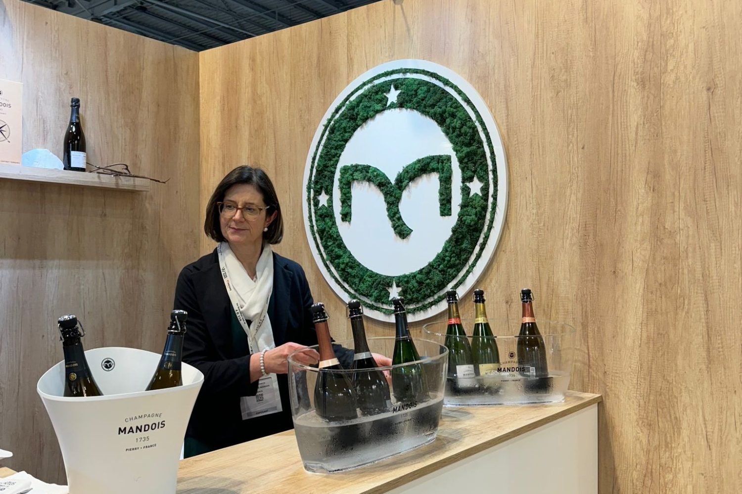 Texte stylisé sur un fond de verdure luxuriante.