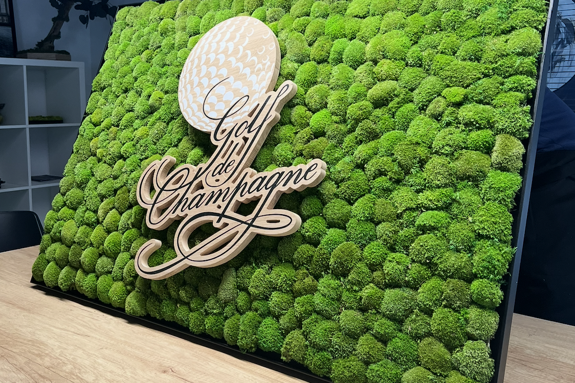 Texte stylisé sur un fond de verdure luxuriante.