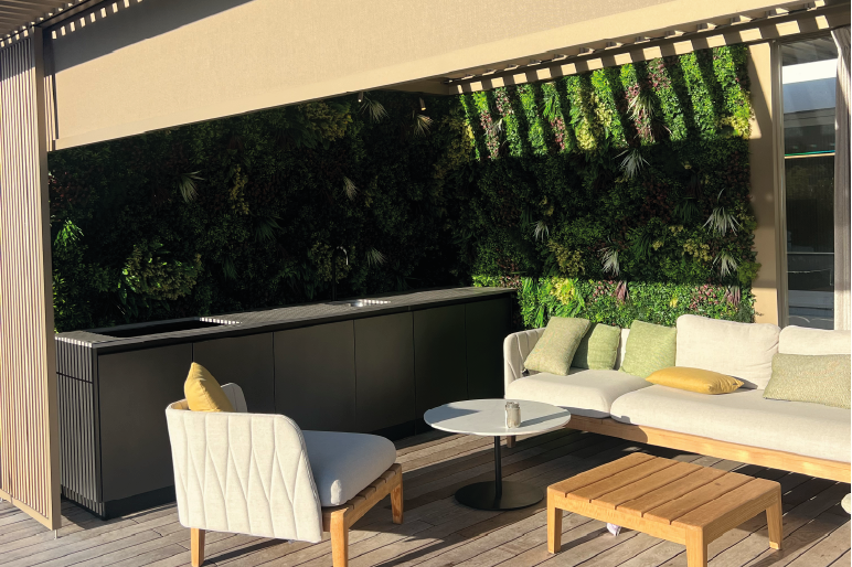 Texte stylisé sur un fond de verdure luxuriante.