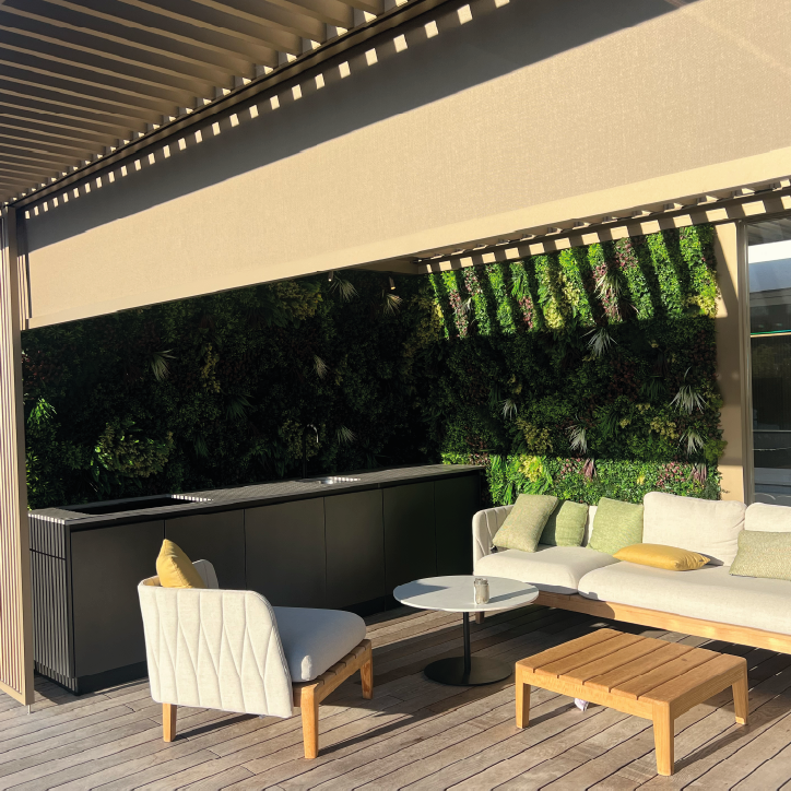 Manteau de mousse et feuillage luxuriant en nuances de vert.