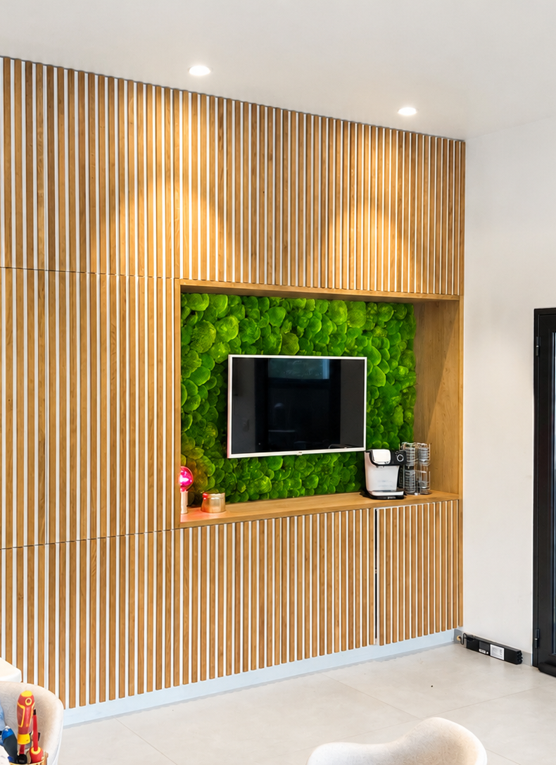 Vases pendants avec des plantes et un éclairage chaleureux dans un espace moderne.