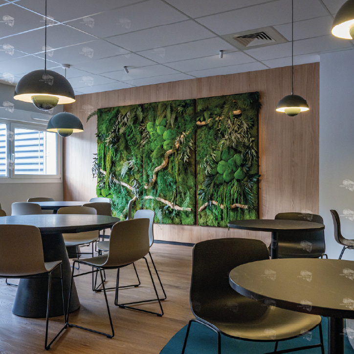 Un homme travaille sur un mur végétal avec le logo "Eiffage" en arrière-plan.