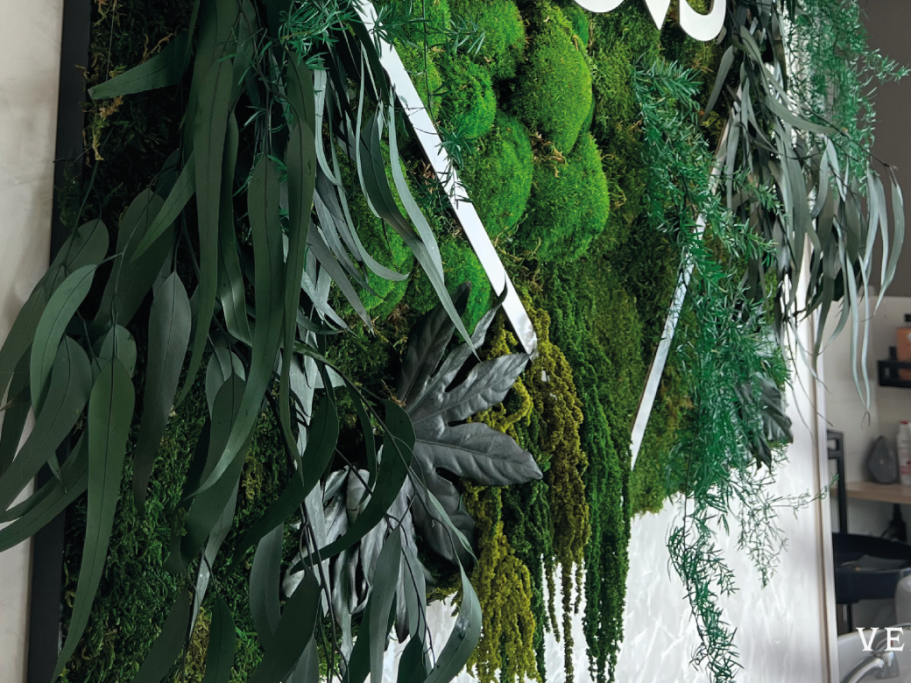 Décoration aérienne naturelle – Espace d’accueil du Centre des Congrès Mousse verte ornant des lattes de bois en diagonale.