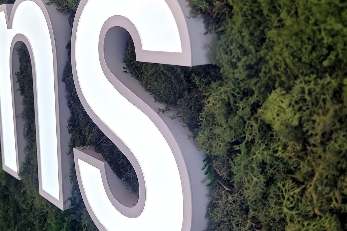 Texte stylisé sur un fond de verdure luxuriante.