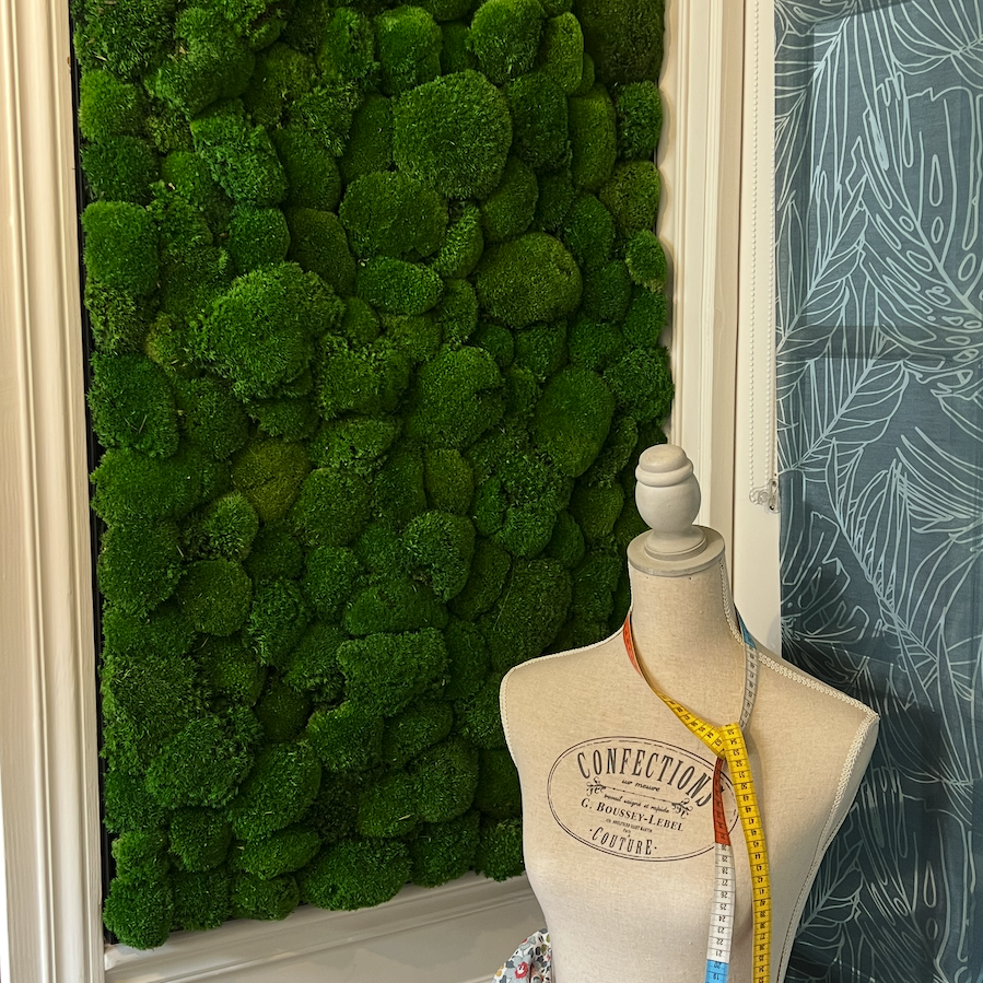 Manteau de mousse et feuillage luxuriant en nuances de vert.