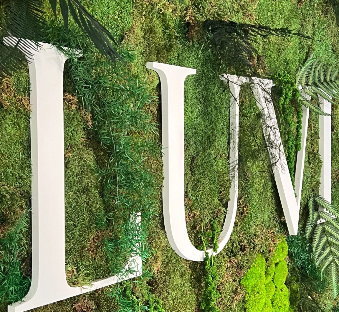 Panneau en mousse verte avec le logo "Eiffage Route" dans un environnement de bureau.