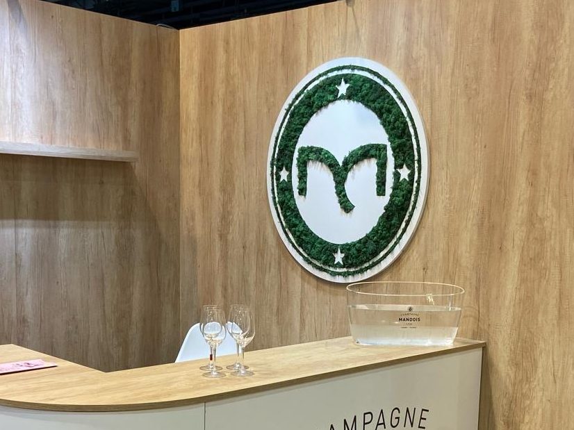 Logo sur un mur en bois, avec un comptoir en dessous.