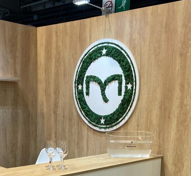 Panneau en mousse verte avec le logo "Eiffage Route" dans un environnement de bureau.