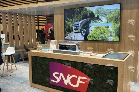 Texte stylisé sur un fond de verdure luxuriante.