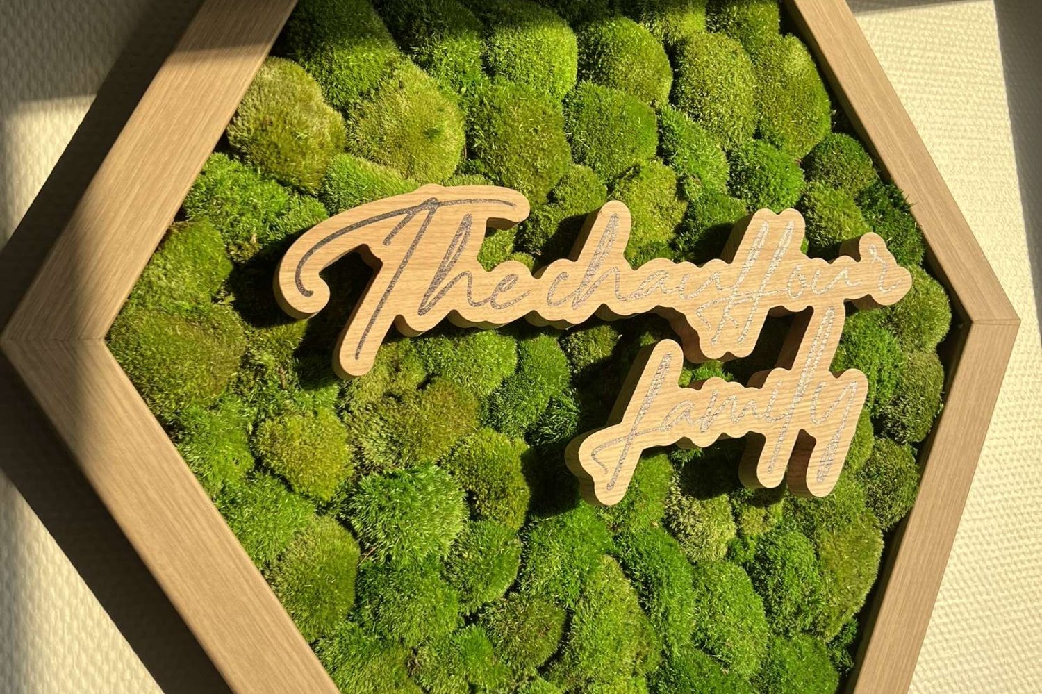 Texte stylisé sur un fond de verdure luxuriante.