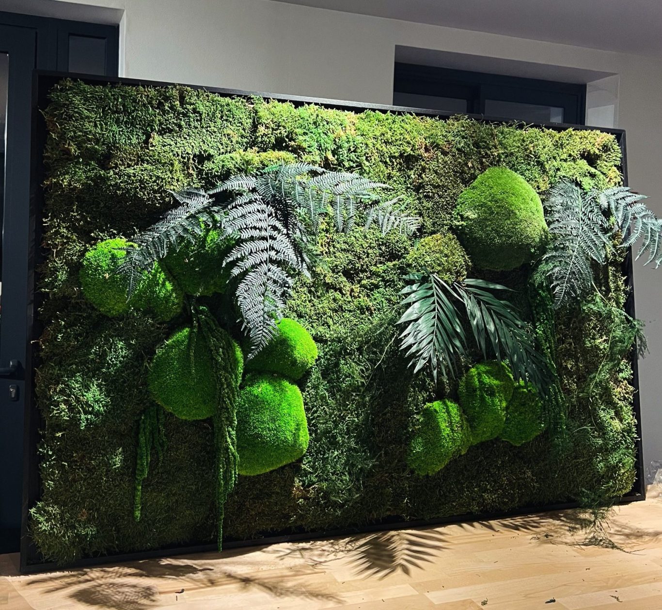 Panneau en mousse verte avec le logo "Eiffage Route" dans un environnement de bureau.