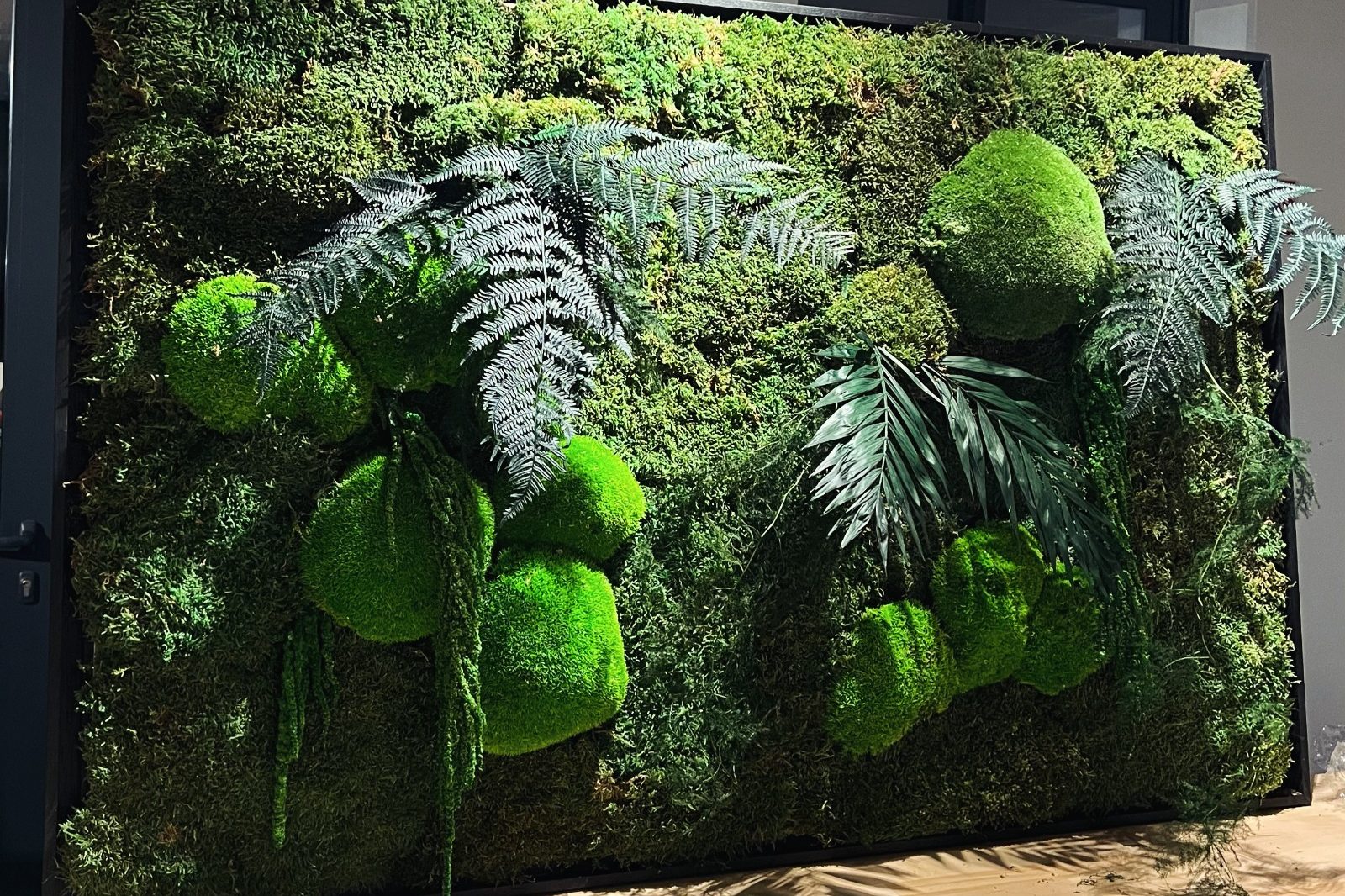 Texte stylisé sur un fond de verdure luxuriante.