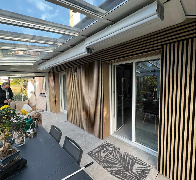 Panneau en mousse verte avec le logo "Eiffage Route" dans un environnement de bureau.