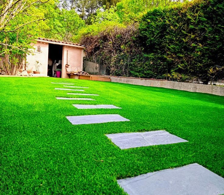 Logo d'Eiffage sur un mur végétal, décoré de mousse verte.