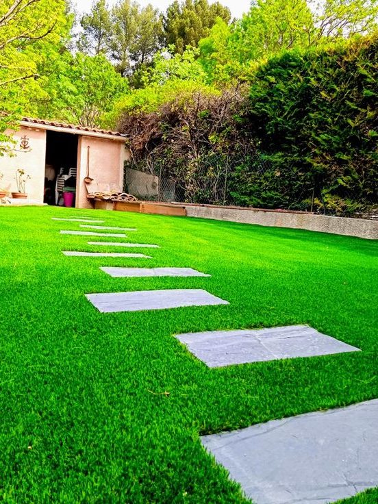 Intérieur moderne d'un café avec un plafond végétal et un éclairage chaleureux.