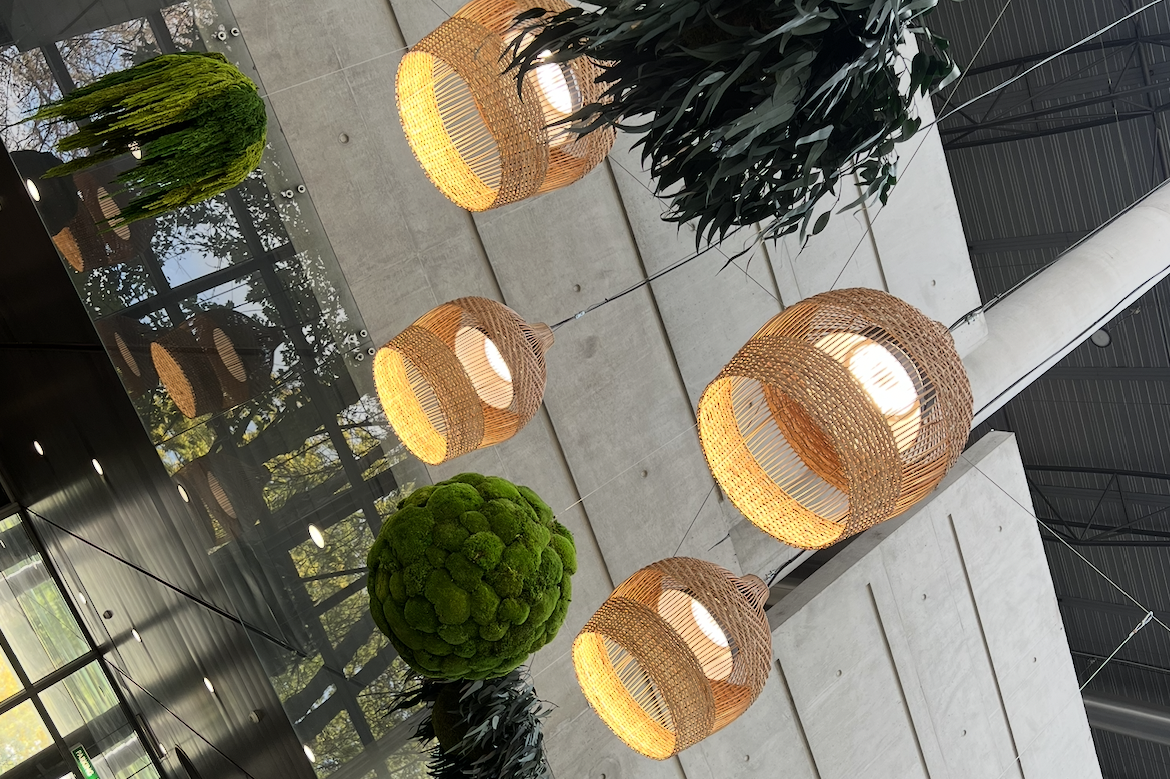 Texte stylisé sur un fond de verdure luxuriante.