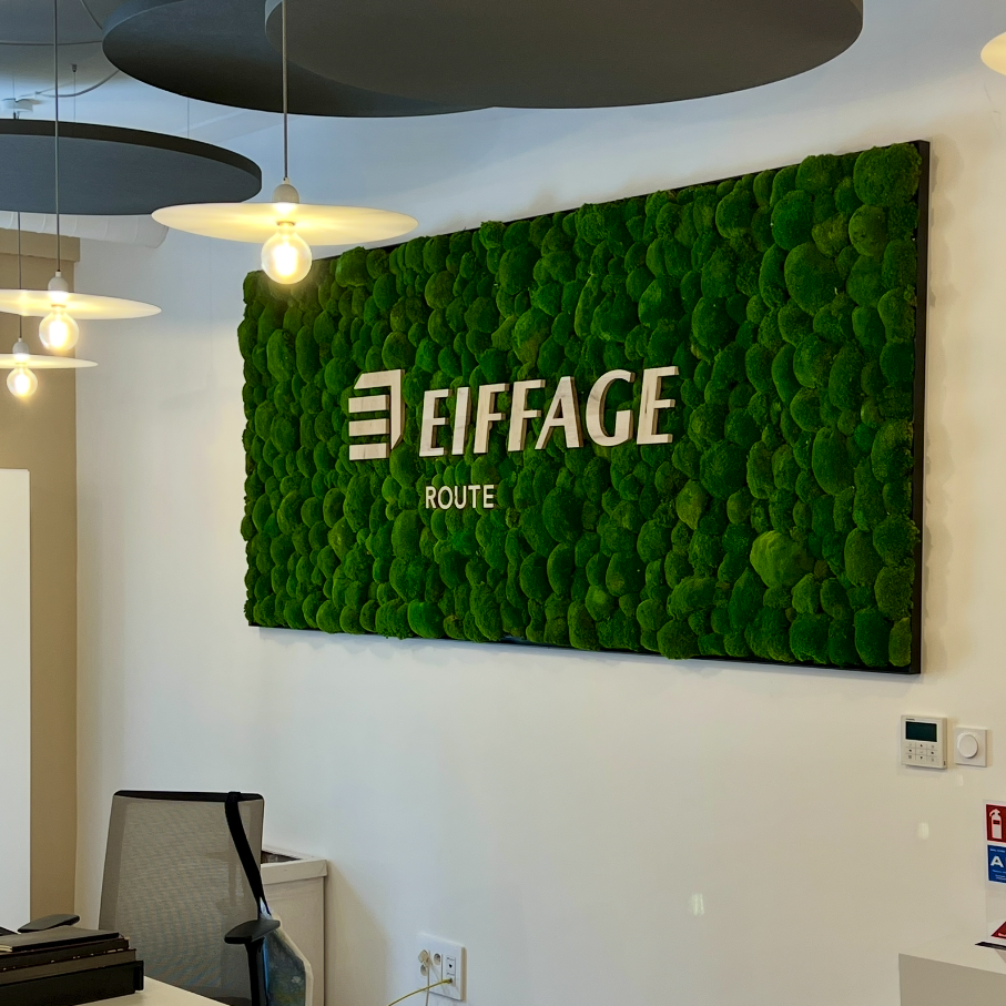 Panneau en mousse verte avec le logo "Eiffage Route" dans un environnement de bureau.