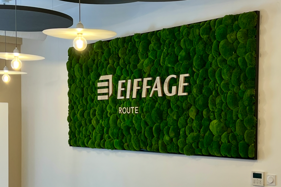 Texte stylisé sur un fond de verdure luxuriante.