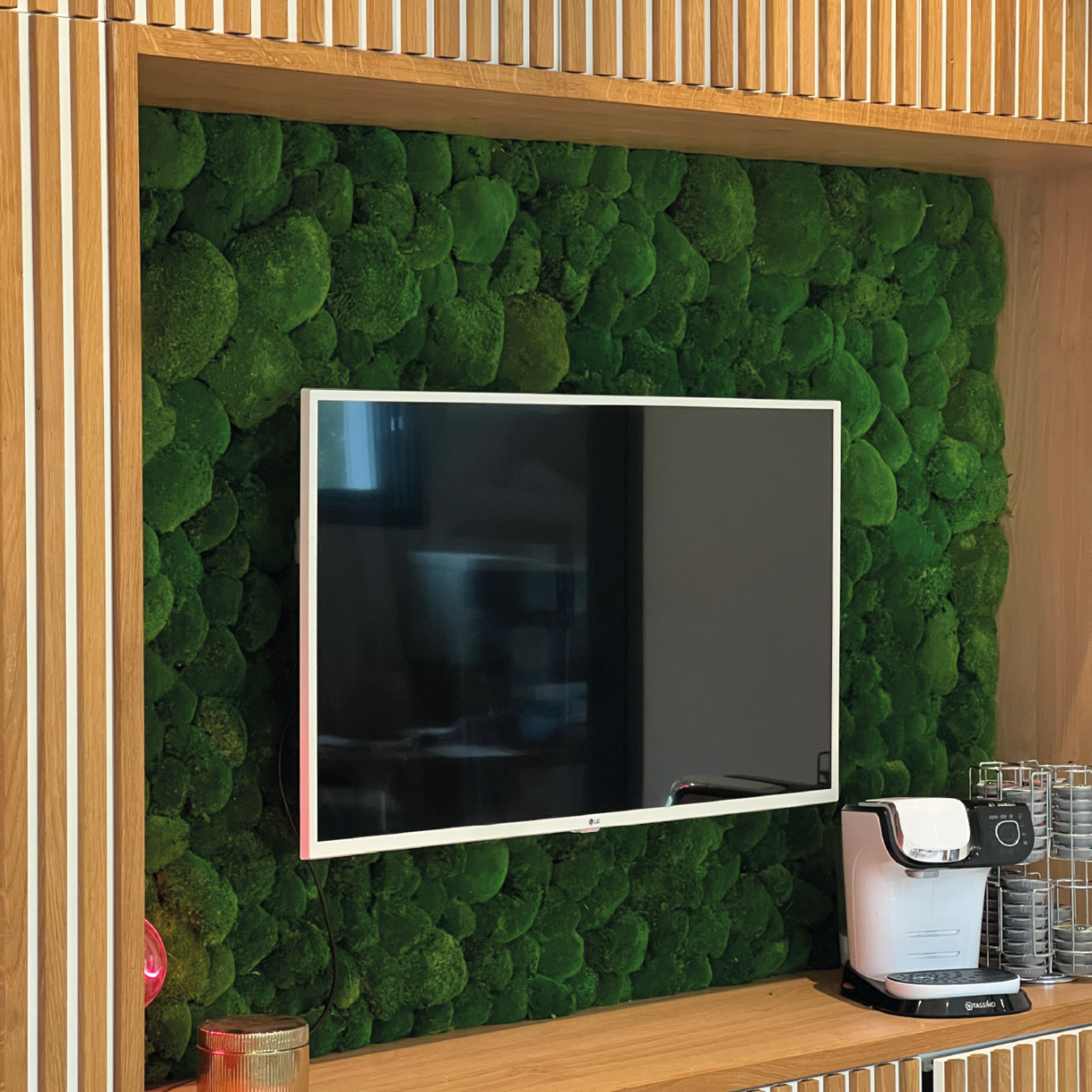 Logo Eiffage en bois massif sur fond de mousse stabilisée – Mur Verdoyant Reims Panneau en mousse verte avec le logo "Eiffage Route" dans un environnement de bureau.