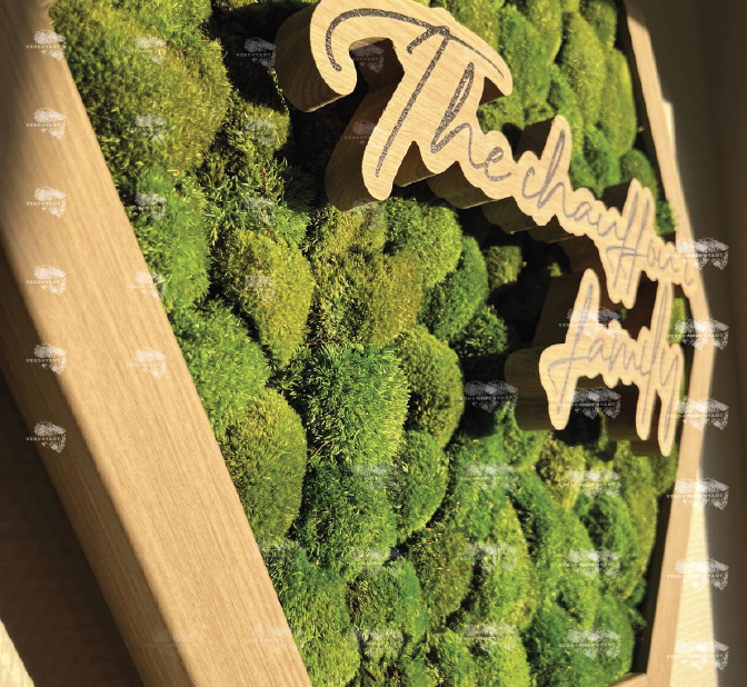 Panneau en mousse verte avec le logo "Eiffage Route" dans un environnement de bureau.